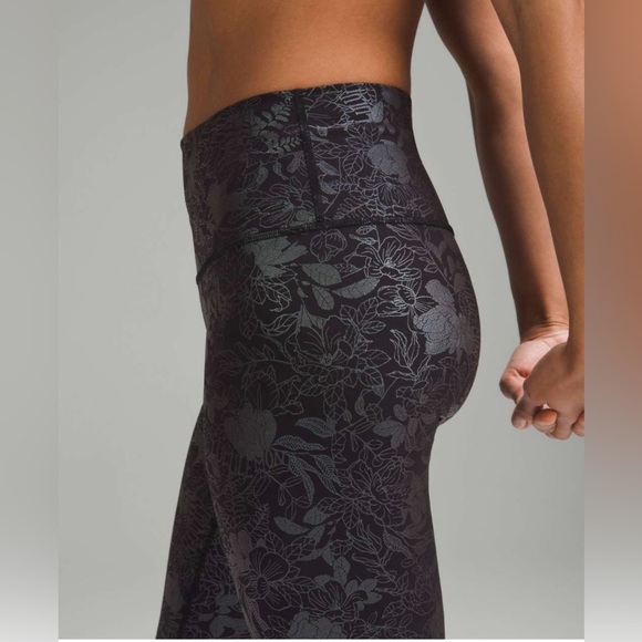 Lululemon Wunder Under High-Rise Tight 25" *Shine
Logo Flourish Iridescent Foil - Picture 11 of 11